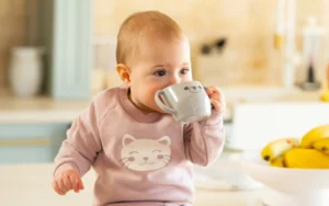 kubek dla niemowlaka - nauka picia z kubka